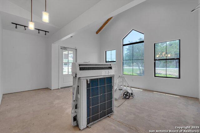 Listing photo id 10 for 6695 Tri County Pkwy