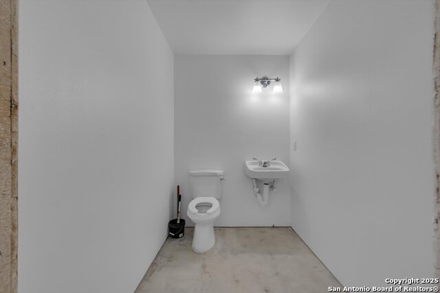 Listing photo id 11 for 6695 Tri County Pkwy