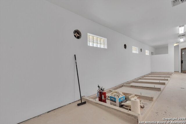 Listing photo id 14 for 6695 Tri County Pkwy