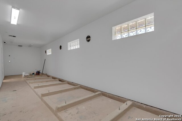 Listing photo id 15 for 6695 Tri County Pkwy