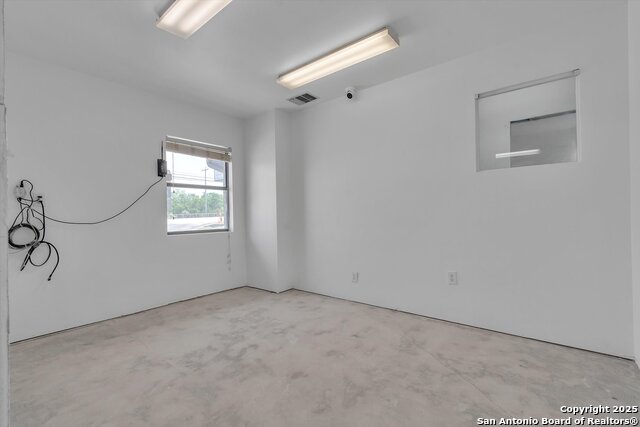 Listing photo id 16 for 6695 Tri County Pkwy