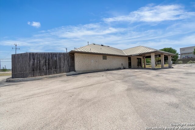 Listing photo id 2 for 6695 Tri County Pkwy