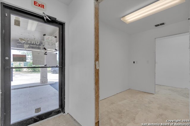 Listing photo id 3 for 6695 Tri County Pkwy