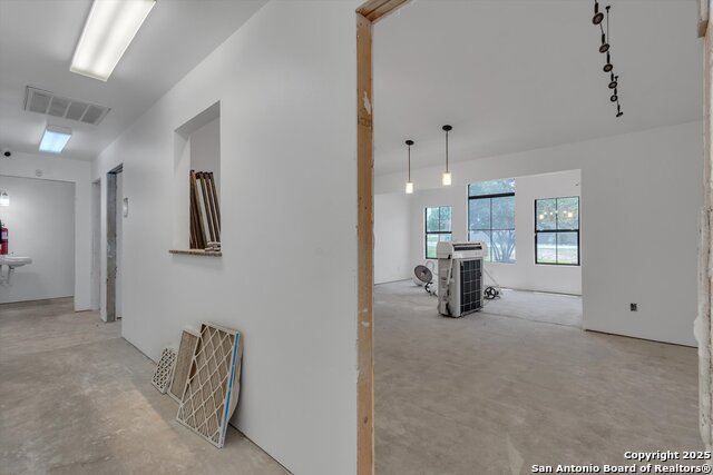 Listing photo id 6 for 6695 Tri County Pkwy