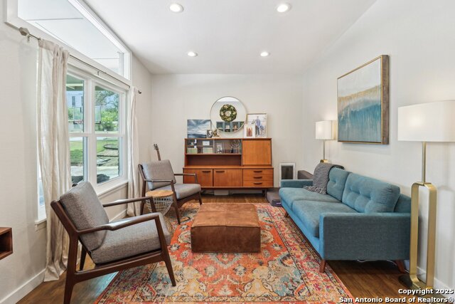 Listing photo id 8 for 703 Marquis