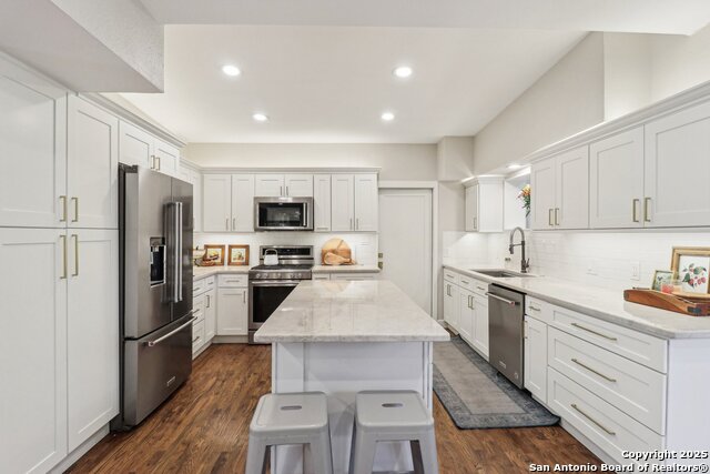 Listing photo id 11 for 703 Marquis