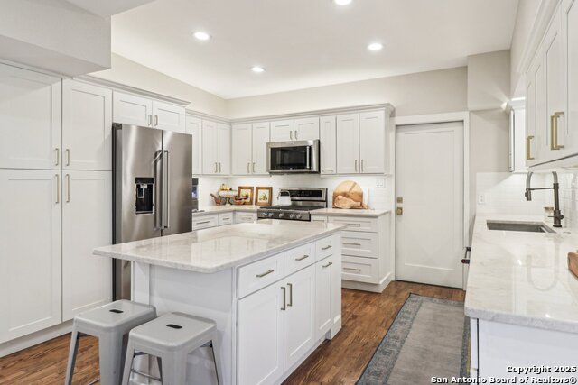 Listing photo id 12 for 703 Marquis