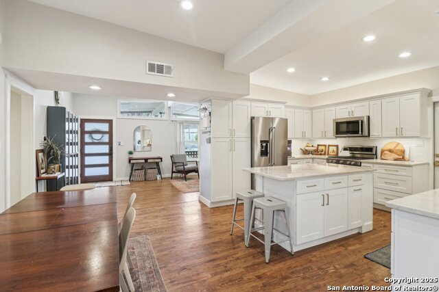 Listing photo id 13 for 703 Marquis