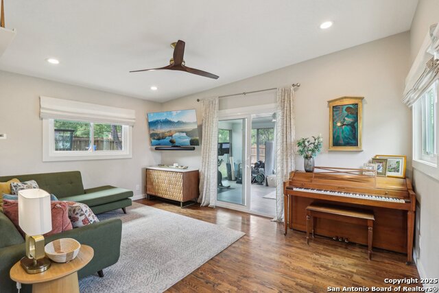 Listing photo id 18 for 703 Marquis