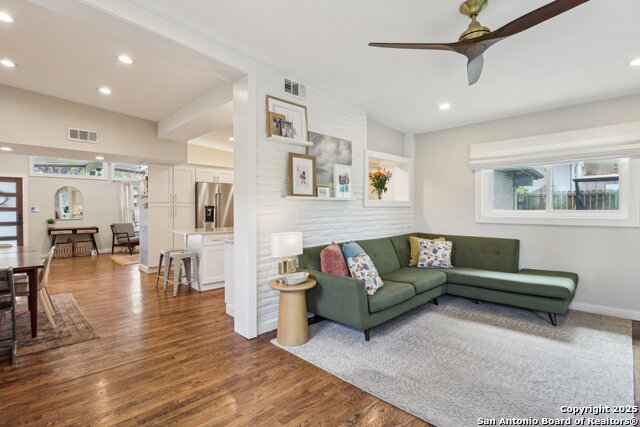 Listing photo id 20 for 703 Marquis