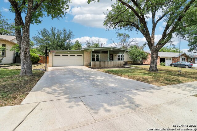 Listing photo id 3 for 703 Marquis