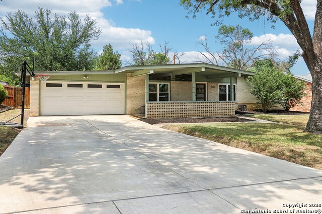 Listing photo id 4 for 703 Marquis