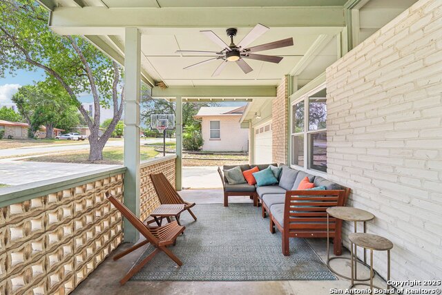Listing photo id 6 for 703 Marquis