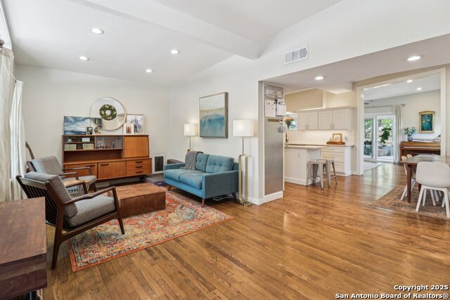 Listing photo id 7 for 703 Marquis