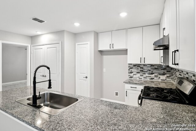 Listing photo id 11 for 4526 Meadowland