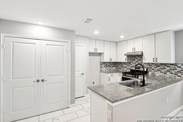 Listing photo id 12 for 4526 Meadowland