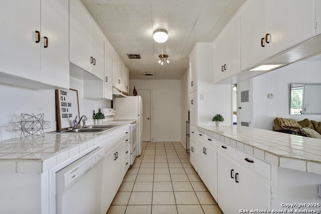 Listing photo id 9 for 284 Lake Forest