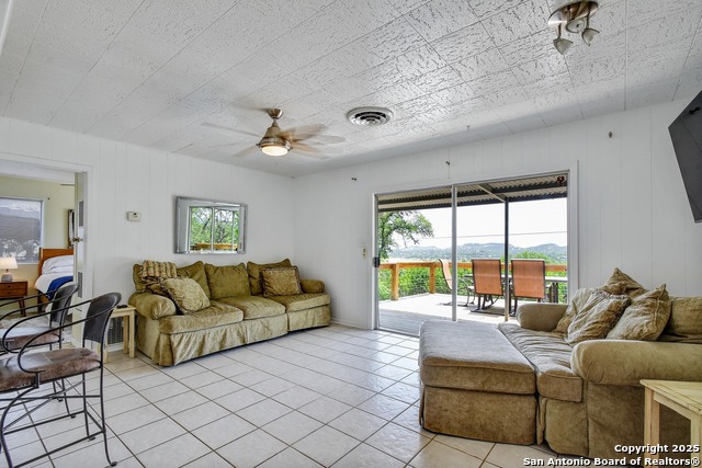 Listing photo id 4 for 284 Lake Forest