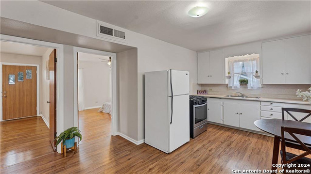 Image 2 of 10 For 838 Coll St W