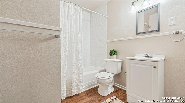 Image 3 of 10 For 838 Coll St W