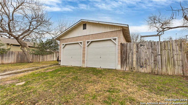 Image 7 of 10 For 838 Coll St W