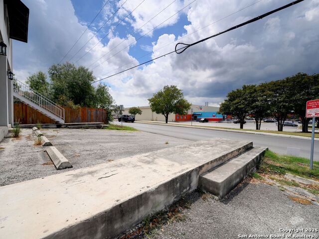 Image 12 of 62 For 250 Olmos W