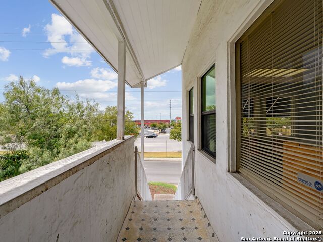 Image 29 of 62 For 250 Olmos W