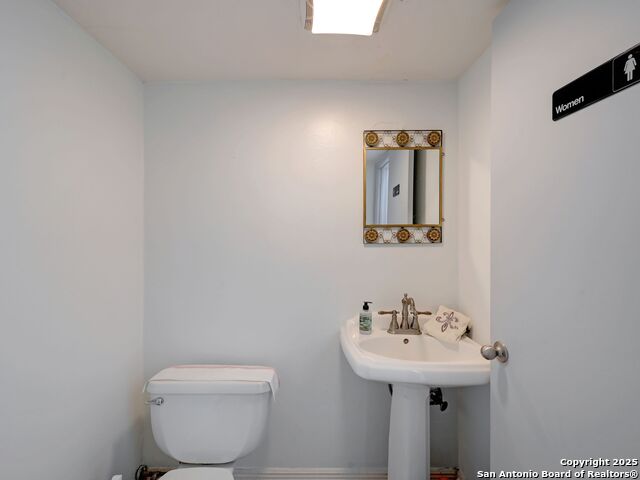 Image 30 of 62 For 250 Olmos W
