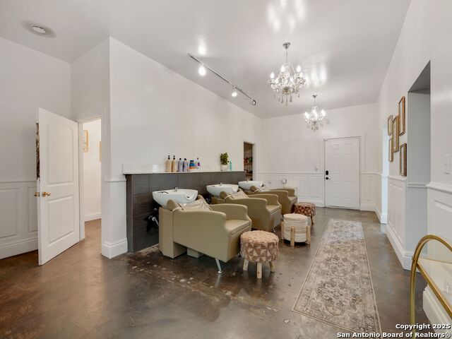 Image 34 of 62 For 250 Olmos W