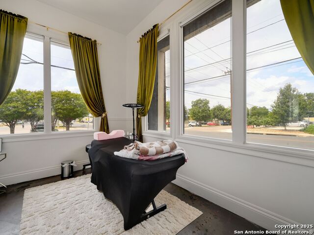 Image 42 of 62 For 250 Olmos W
