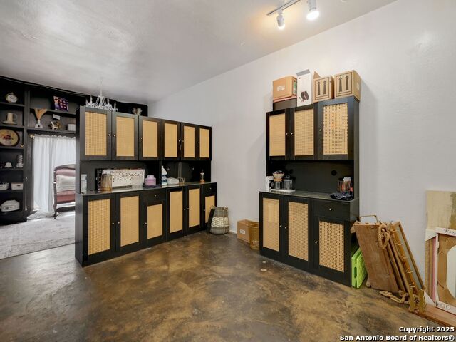 Image 46 of 62 For 250 Olmos W