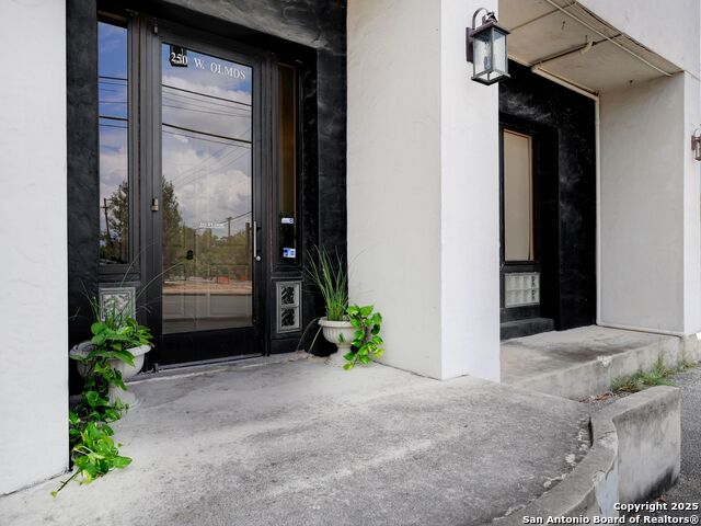 Image 9 of 62 For 250 Olmos W
