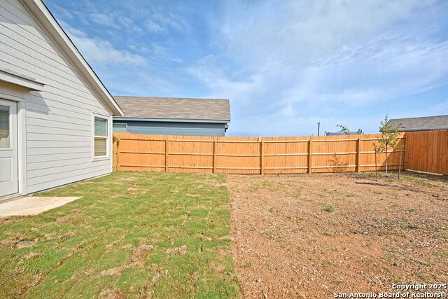 Image 37 of 39 For 11519 Field Briar