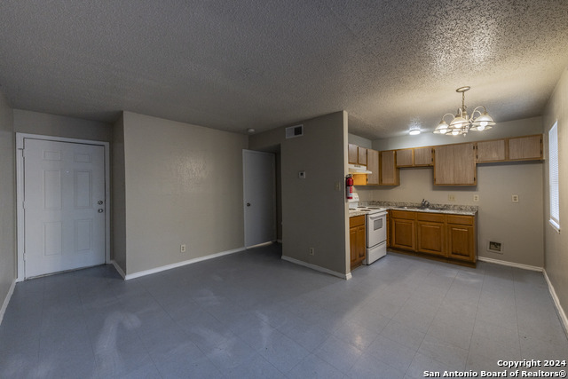 Image 3 of 12 For 1634 Woodlawn W 2