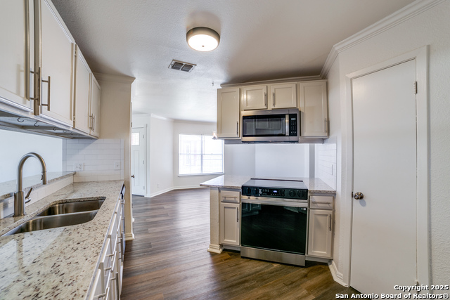 Listing photo id 9 for 4335 Misty Springs