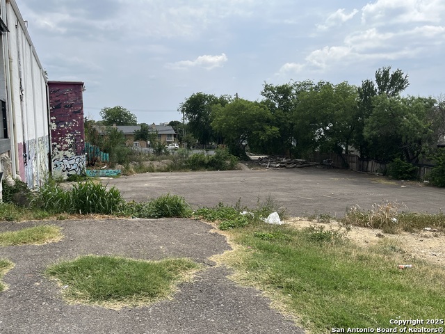 Listing photo id 8 for 8123 Broadway