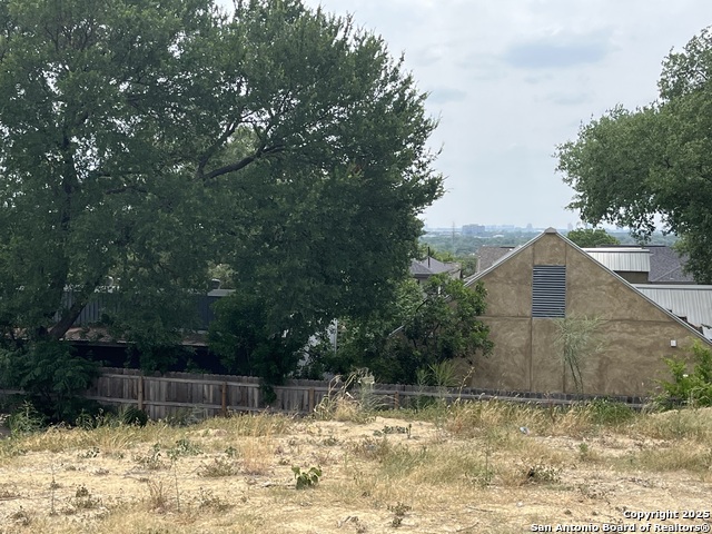Listing photo id 9 for 8123 Broadway