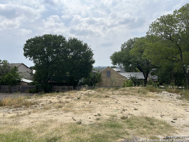 Listing photo id 10 for 8123 Broadway