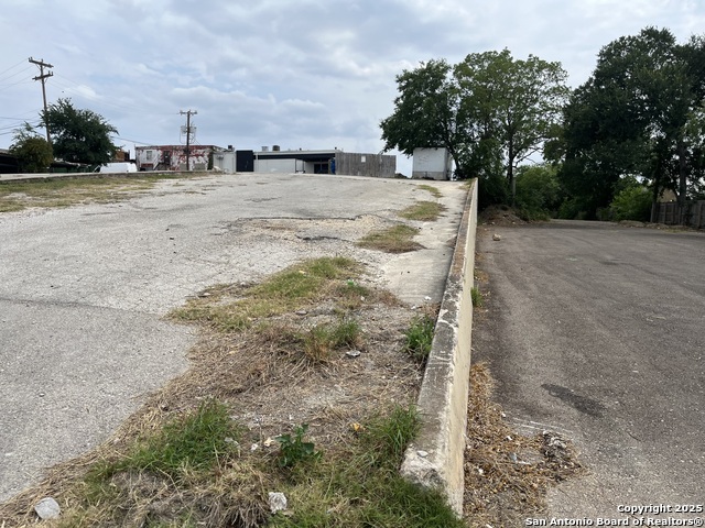 Listing photo id 11 for 8123 Broadway