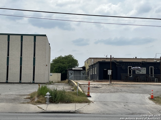 Listing photo id 3 for 8123 Broadway