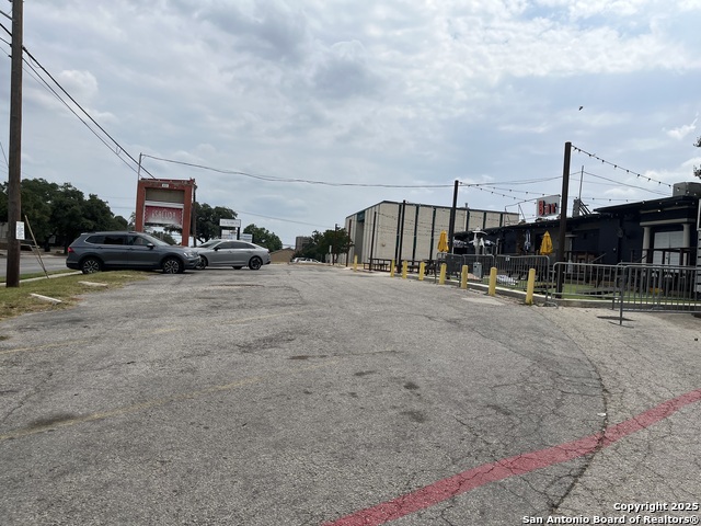 Listing photo id 4 for 8123 Broadway