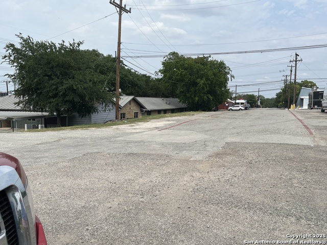 Listing photo id 6 for 8123 Broadway