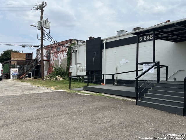Listing photo id 7 for 8123 Broadway