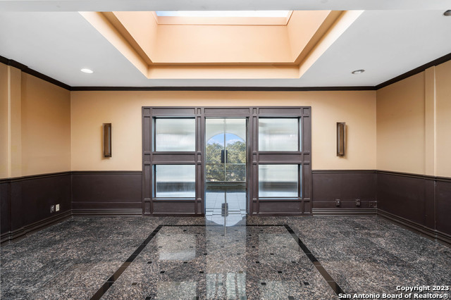 Listing photo id 8 for 8100 Broadway