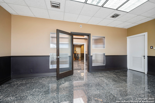 Listing photo id 10 for 8100 Broadway