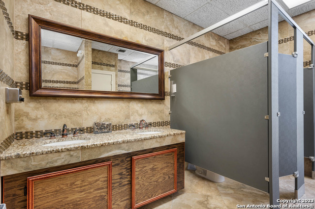 Listing photo id 11 for 8100 Broadway