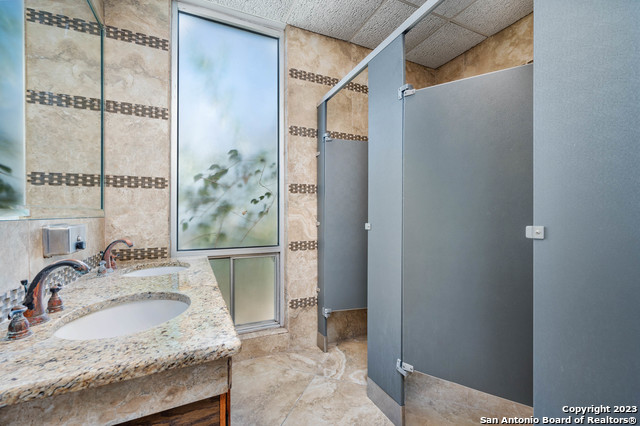 Listing photo id 12 for 8100 Broadway