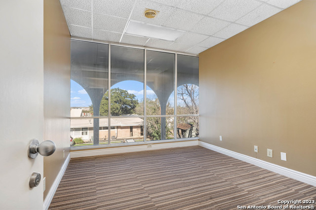 Listing photo id 17 for 8100 Broadway