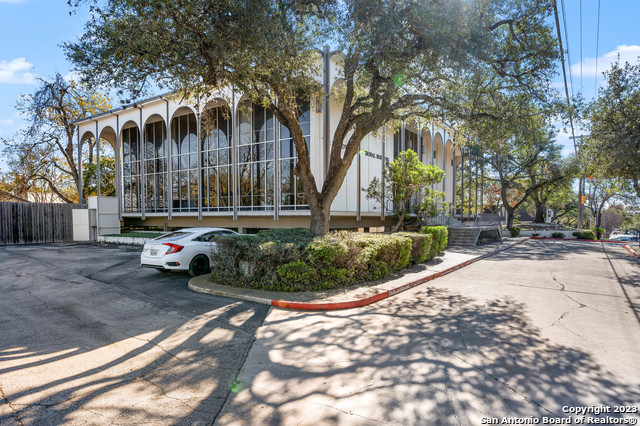 Listing photo id 0 for 8100 Broadway