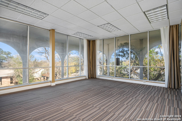 Listing photo id 18 for 8100 Broadway